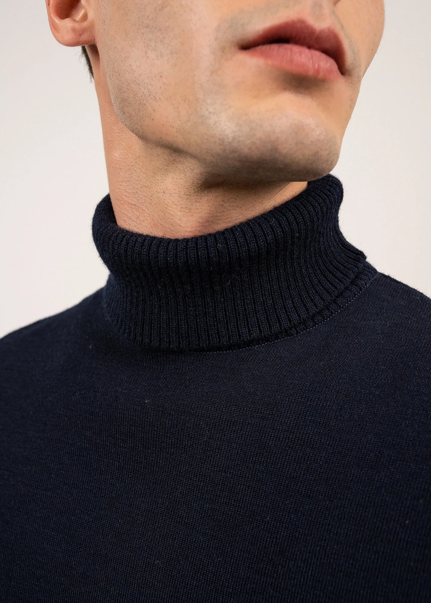 Bretagne turtleneck jumper - plain, in wool (MARINE)